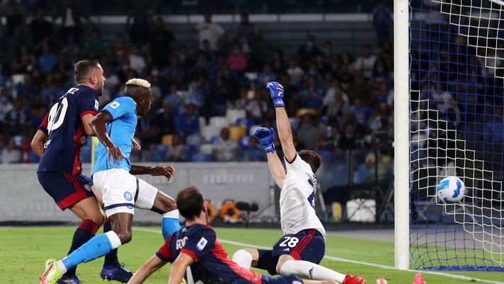 NAPLES, ITALY - SEPTEMBER 26: Victor Osimhen of SSC Napoli scores the 1-0 goal during the Serie A match between SSC Napoli and Cagliari Calcio at Stadio Diego Armando Maradona on September 26, 2021 in Naples, Italy. (Photo by Francesco Pecoraro/Getty Images) Vlahovic vs Osimhen: il focus e i numeri dei bomber a confronto - immagine 1
