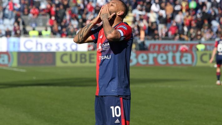 CAGLIARI, ITALY - JANUARY 23: Joao Pedro of Cagliari celebrates his goal 1-0during the Serie A match between Cagliari Calcio and ACF Fiorentina at Sardegna Arena on January 23, 2022 in Cagliari, Italy. (Photo by Enrico Locci/Getty Images) Cagliari, le prove di formazione con Joao Pedro: le ultime su Marin, Pavoletti e Nandez - immagine 1