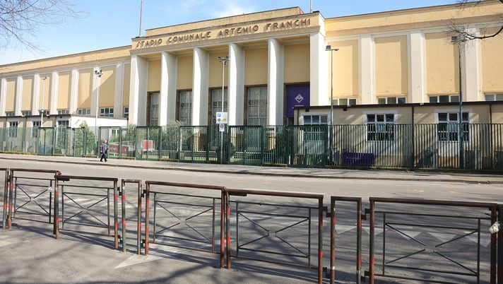 FLORENCE, ITALY - MARCH 14: Security measures in place prior the ACF Fiorentina match between Maccabi Haifa outside Stadio Artemio Franchi during the UEFA Europa Conference League 2023/24 round of 16 second leg match between ACF Fiorentina and Maccabi Haifa at on March 14, 2024 in Florence, Italy.(Photo by Gabriele Maltinti/Getty Images) Franchi e adesso? I prossimi passi verso il nuovo stadio della Fiorentina - immagine 1