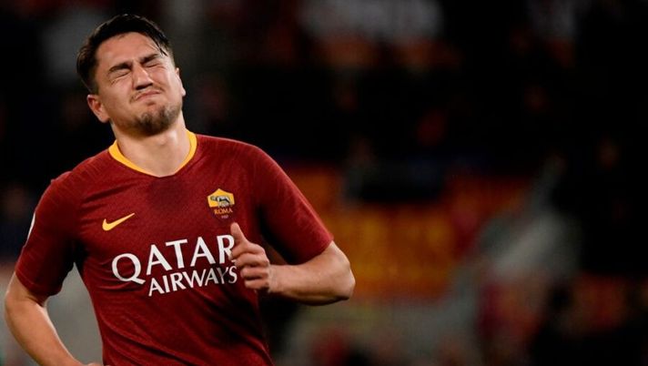 AS Roma Turkish forward Cengiz Under reacts after missing a goal opportunity during the Italian Serie A football match AS Roma vs Fiorentina on April 3, 2019 at the Olympic stadium in Rome. (Photo by Filippo MONTEFORTE / AFP) (Photo credit should read FILIPPO MONTEFORTE/AFP/Getty Images) Cengiz Under a fine corsa con la Roma. La Gazzetta: “Due offerte già sul tavolo” - immagine 1
