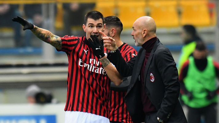 PARMA, ITALY - DECEMBER 01: Stefano Pioli head coach of AC Milan issues instructions to Alessio Romagnoli of AC Milan during the Serie A match between Parma Calcio and AC Milan at Stadio Ennio Tardini on December 1, 2019 in Parma, Italy. (Photo by Alessandro Sabattini/Getty Images) PARMA, ITALY - DECEMBER 01: Stefano Pioli head coach of AC Milan issues instructions to Alessio Romagnoli of AC Milan during the Serie A match between Parma Calcio and AC Milan at Stadio Ennio Tardini on December 1, 2019 in Parma, Italy. (Photo by Alessandro Sabattini/Getty Images)