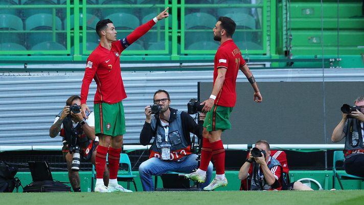 LISBON, PORTUGAL - JUNE 05: Cristiano Ronaldo of Portugal celebrates with team mate Bruno Fernandes after scoring their sides third goal during the UEFA Nations League League A Group 2 match between Portugal and Switzerland at Estadio Jose Alvalade on June 05, 2022 in Lisbon, Portugal. (Photo by Carlos Rodrigues/Getty Images) VIDEO Storie tese tra Ronaldo e i compagni in Nazionale: il video con Bruno Fernandes - immagine 1