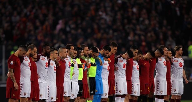 ROME, ITALY - MARCH 09: AS Roma and Torino FC players respect a minute of silence in memory of Fiorentina captain Davide Astori dies aged 31 before the Serie A match between AS Roma and Torino FC at Stadio Olimpico on March 9, 2018 in Rome, Italy. (Photo by Paolo Bruno/Getty Images) ROME, ITALY - MARCH 09: AS Roma and Torino FC players respect a minute of silence in memory of Fiorentina captain Davide Astori dies aged 31 before the Serie A match between AS Roma and Torino FC at Stadio Olimpico on March 9, 2018 in Rome, Italy. (Photo by Paolo Bruno/Getty Images)