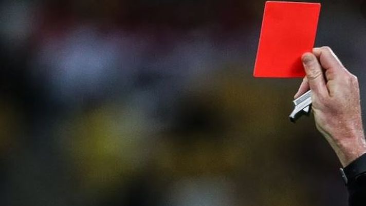 Panino in testa all’assistente dell’arbitro e promozione per la squadra di casa Panino in testa all’assistente dell’arbitro e promozione per la squadra di casa - immagine 1