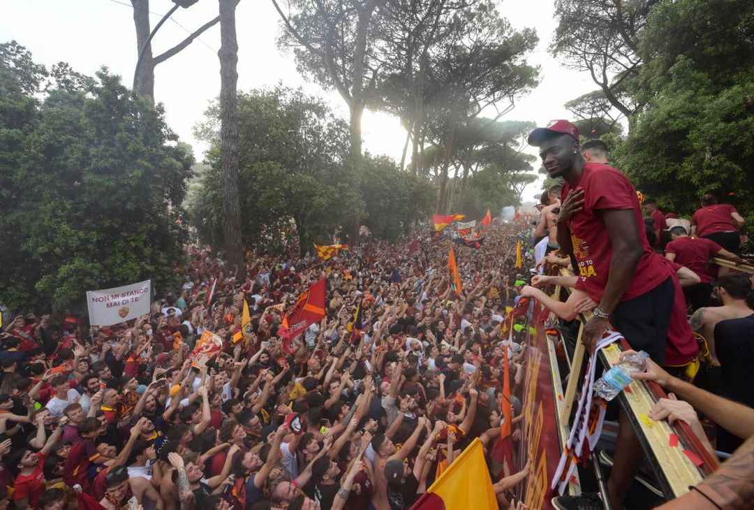 Roma, il popolo giallorosso in festa visto dal pullman della squadra – FOTO GALLERY - immagine 30