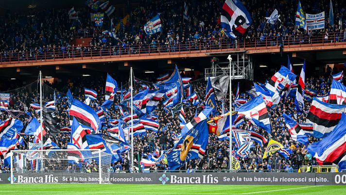 GENOA, ITALY - FEBRUARY 18: Fans of Sampdoria wave their flags prior to kick-off in the Serie A match between UC Sampdoria and Bologna FC at Stadio Luigi Ferraris on February 18, 2023 in Genoa, Italy. (Photo by Simone Arveda/Getty Images) Samp, altro shock: testa di maiale trovata davanti alla sede del club - immagine 1