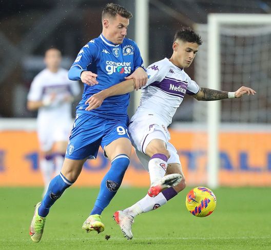 EMPOLI, ITALY - NOVEMBER 27: Andrea Pinamonti of Empoli FC battles for the ball with Lucas Martinez Quarta of ACF Fiorentina during the Serie A match between Empoli FC and ACF Fiorentina at Stadio Carlo Castellani on November 27, 2021 in Empoli, Italy. (Photo by Gabriele Maltinti/Getty Images) Pinamonti: “Fiorentina lavora bene, ma derby arriva nel momento giusto”- immagine 2
