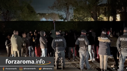 VIDEO – I tifosi della Roma a Trigoria: cori per De Rossi e “Tifiamo solo la maglia”