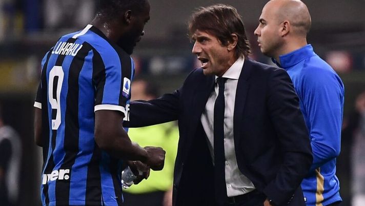 Inter Milan's Italian head coach Antonio Conte (R) talks to Inter Milan's Belgian forward Romelu Lukaku during the Italian Serie A football match Inter vs Juventus on October 6, 2019 at the San Siro stadium in Milan. (Photo by Marco Bertorello / AFP) (Photo by MARCO BERTORELLO/AFP via Getty Images) Conte: “Lukaku si alleni, non è in condizione: deve superare i problemi” - immagine 1