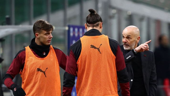 MILAN, ITALY - JANUARY 09: Stefano Pioli, Head Coach of A.C. Milan gives instructions to Daniel Maldini and Zlatan Ibrahimovic of A.C. Milan as they warm up during the Serie A match between AC Milan and Torino FC at Stadio Giuseppe Meazza on January 09, 2021 in Milan, Italy. Sporting stadiums around Italy remain under strict restrictions due to the Coronavirus Pandemic as Government social distancing laws prohibit fans inside venues resulting in games being played behind closed doors. (Photo by Marco Luzzani/Getty Images) MILAN, ITALY - JANUARY 09: Stefano Pioli, Head Coach of A.C. Milan gives instructions to Daniel Maldini and Zlatan Ibrahimovic of A.C. Milan as they warm up during the Serie A match between AC Milan and Torino FC at Stadio Giuseppe Meazza on January 09, 2021 in Milan, Italy. Sporting stadiums around Italy remain under strict restrictions due to the Coronavirus Pandemic as Government social distancing laws prohibit fans inside venues resulting in games being played behind closed doors. (Photo by Marco Luzzani/Getty Images)