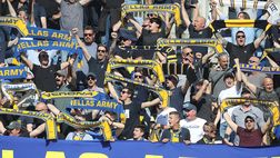Tifosi: gioia per i 270 dell’Hellas, furia dei cagliaritani con la squadra, le immagini