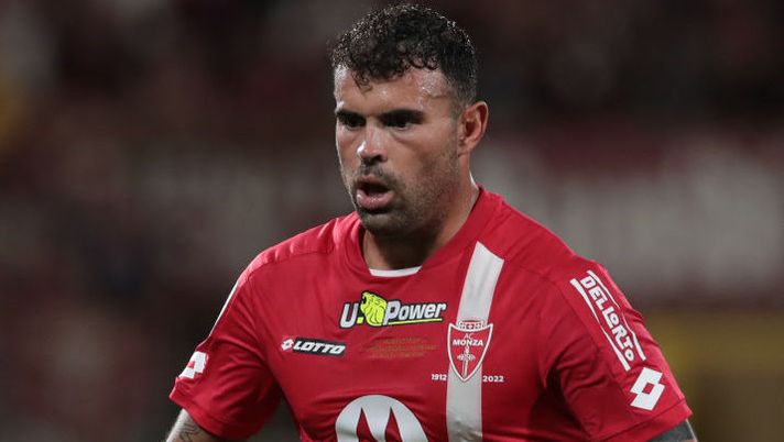 MONZA, ITALY - AUGUST 13: Andrea Petagna of AC Monza looks on during the Serie A match between AC Monza and Torino FC at Stadio Brianteo on August 13, 2022 in Monza, Italy. (Photo by Emilio Andreoli/Getty Images) Monza, Petagna: “Record di 16 gol? Non avete ancora visto la miglior versione di me” - immagine 1