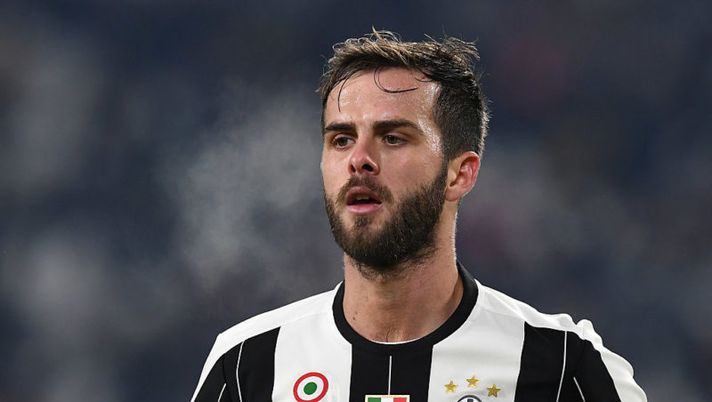 during the Serie A match between Juventus FC and Bologna FC at Juventus Stadium on January 8, 2017 in Turin, Italy. Juve, gli aggiornamenti sulla formazione: da Higuain a Pjanic, le ultime - immagine 1