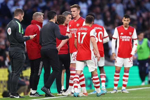 LONDON, ENGLAND - MAY 12: Rob Holding of Arsenal speaks with Mikel Arteta, Manager of Arsenal after being shown a red card for a foul on Heung-Min Son of Tottenham Hotspur (not pictured) during the Premier League match between Tottenham Hotspur and Arsenal at Tottenham Hotspur Stadium on May 12, 2022 in London, England. (Photo by Clive Rose/Getty Images) Arteta furioso: “Non posso dire quel che penso, mi squalificano sei mesi. Hanno distrutto una partita…” - immagine 1