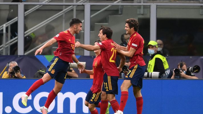 MILAN, ITALY - OCTOBER 06: Ferran Torres of Spain celebrates with Gavi, Mikel Oyarzabal and Marcos Alonso after scoring their side's first goal during the UEFA Nations League 2021 Semi-final match between Italy and Spain at San Siro Stadium on October 06, 2021 in Milan, Italy. (Photo by Laurence Griffiths/Getty Images) MILAN, ITALY - OCTOBER 06: Ferran Torres of Spain celebrates with Gavi, Mikel Oyarzabal and Marcos Alonso after scoring their side's first goal during the UEFA Nations League 2021 Semi-final match between Italy and Spain at San Siro Stadium on October 06, 2021 in Milan, Italy. (Photo by Laurence Griffiths/Getty Images)