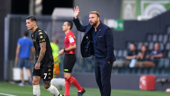 UDINE, ITALY - AUGUST 27: Paolo Zanetti head coach of Venezia FC  gestures during the Serie A match between Udinese Calcio and Venezia FC at Dacia Arena on August 27, 2021 in Udine, Italy. (Photo by Alessandro Sabattini/Getty Images) 