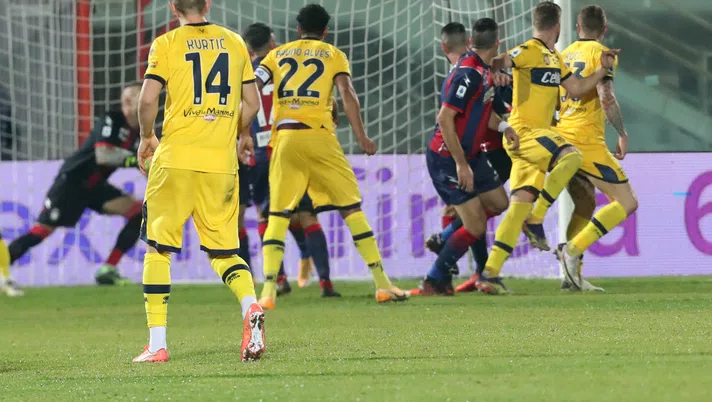 CROTONE, ITALY - DECEMBER 22: Juraj Kukca of Parma scores his team's first goal during the Serie A match between FC Crotone and Parma Calcio at Stadio Comunale Ezio Scida on December 22, 2020 in Crotone, Italy. (Photo by Maurizio Lagana/Getty Images)