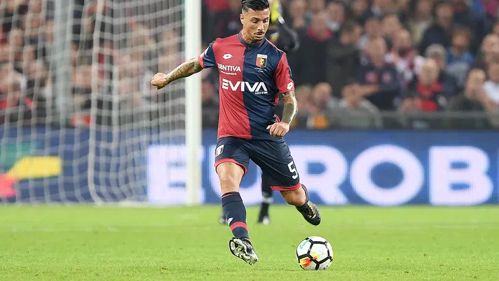 GENOA, ITALY - OCTOBER 25:  Armando Izzo of Genoa CFC in action during the Serie A match between Genoa CFC and SSC Napoli at Stadio Luigi Ferraris on October 25, 2017 in Genoa, Italy.  (Photo by Francesco Pecoraro/Getty Images)
