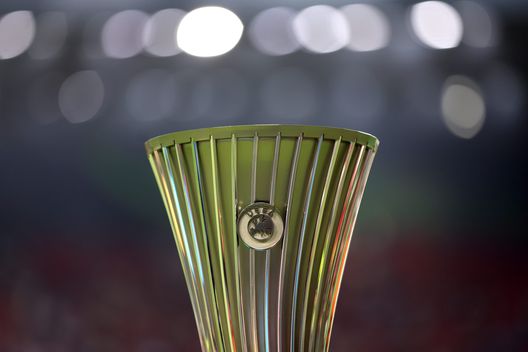 TIRANA, ALBANIA - MAY 25: A detailed view of the UEFA Europa Conference League Trophy is seen prior to the UEFA Conference League final match between AS Roma and Feyenoord at Arena Kombetare on May 25, 2022 in Tirana, Albania. (Photo by Alex Pantling/Getty Images) La Fiorentina ringrazia l’urna: missione possibile con il Lech Poznan- immagine 2