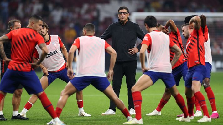 MADRID, SPAIN - SEPTEMBER 28:  Atletico Madrid Assistant coach, Nelson Vivas warms up the players prior to the Liga match between Club Atletico de Madrid and Real Madrid CF at Wanda Metropolitano on September 28, 2019 in Madrid, Spain. (Photo by Angel Martinez/Getty Images) 