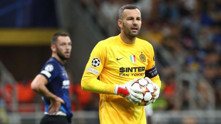 MILAN, ITALY - SEPTEMBER 15: Samir Handanovic of FC Internazionale looks on during the UEFA Champions League group D match between Inter and Real Madrid at Giuseppe Meazza Stadium on September 15, 2021 in Milan, Italy. (Photo by Marco Luzzani/Getty Images) Inter, Onana a Milano settimana prossima. E Handanovic rinnova: i dettagli - immagine 1