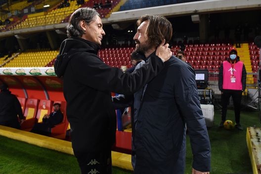 Pippo Inzaghi abbraccia Andrea Pirlo prima di Benevento-Juve Pippo Inzaghi abbraccia Andrea Pirlo prima di Benevento-Juve