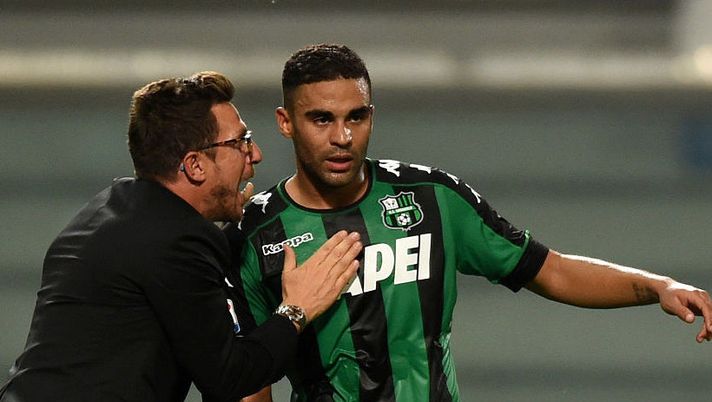 REGGIO NELL'EMILIA, ITALY - AUGUST 28: Head Coach of US Sassuolo Eusebio Di Francesco speaks with Gregoire Defrel during the Serie A match between US Sassuolo and Pescara Calcio at Mapei Stadium - Citta' del Tricolore on August 28, 2016 in Reggio nell'Emilia, Italy. (Photo by Pier Marco Tacca/Getty Images) Sassuolo, Di Francesco: “Pellegrini sarà un top. Acerbi e Defrel? Non vorrei perderli, ma…” - immagine 1