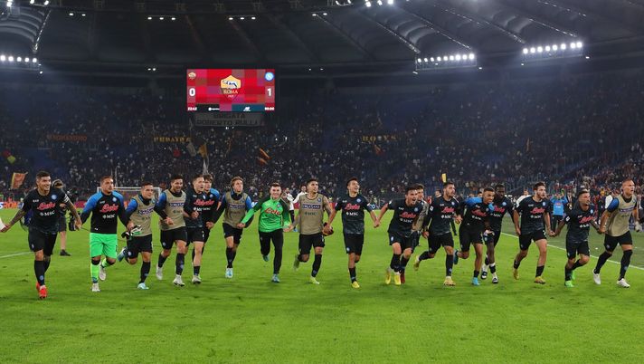 ROME, ITALY - OCTOBER 23: Players of SSC Napoli celebrate towards the fans following their side's victory in the Serie A match between AS Roma and SSC Napoli at Stadio Olimpico on October 23, 2022 in Rome, Italy. (Photo by Paolo Bruno/Getty Images) Napoli-Roma, l’andata: Osimhen con un capolavoro regala la gloria agli azzurri - immagine 1