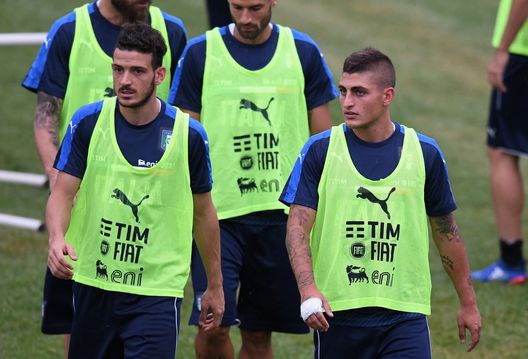 FLORENCE, ITALY - AUGUST 30: Marco Verratti (R) and Alessandro Florenzi of Italy look on during the training session at the club's training ground at Coverciano on August 30, 2016 in Florence, Italy. (Photo by Claudio Villa/Getty Images) FLORENCE, ITALY - AUGUST 30: Marco Verratti (R) and Alessandro Florenzi of Italy look on during the training session at the club's training ground at Coverciano on August 30, 2016 in Florence, Italy. (Photo by Claudio Villa/Getty Images)