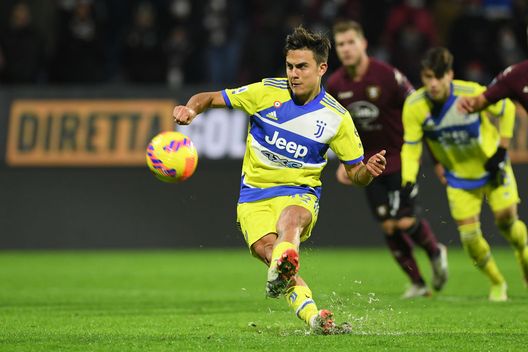 SALERNO, ITALY - NOVEMBER 30: Paulo Dybala of Juventus fails the penalty for the 0-3 goal during the Serie A match between US Salernitana v Juventus at Stadio Arechi on November 30, 2021 in Salerno, Italy. (Photo by Francesco Pecoraro/Getty Images) Juventus, la sentenza di Maifredi: “Con Dybala rapporto finito. La Juve mi sembra in confusione”- immagine 2