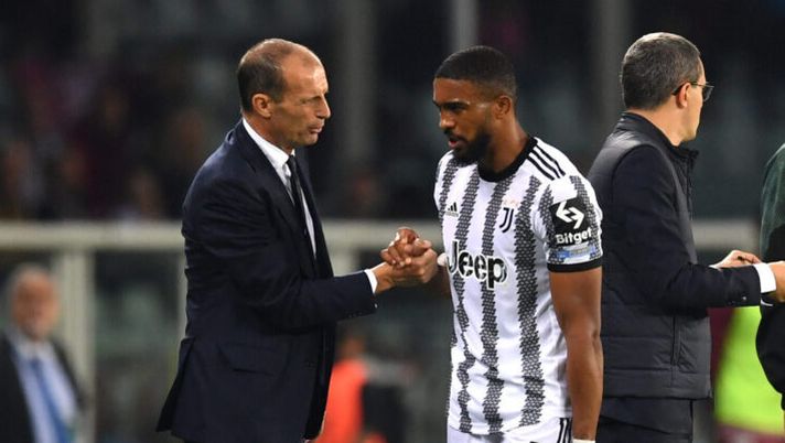 TURIN, ITALY - OCTOBER 15: Bremer of Juventus interacts with Massimiliano Allegri, Head Coach of Juventus during the Serie A match between Torino FC and Juventus at Stadio Olimpico di Torino on October 15, 2022 in Turin, Italy. (Photo by Valerio Pennicino/Getty Images) Allegri: “Le condizioni di Bremer, solo crampi! Chiesa, Cambiaso, Szczesny e il vero Rabiot…” - immagine 1