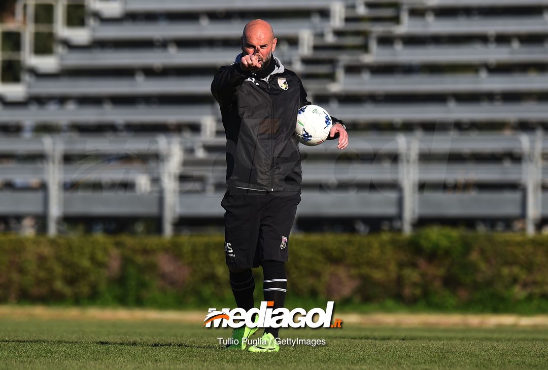  PALERMO, ITALY - FEBRUARY 28: Head coach Roberto Stellone leads a US Citta' di Palermo training session at Tenente Carmelo Onorato Sports Center on February 28, 2019 in Palermo, Italy. (Photo by Tullio M. Puglia/Getty Images) 