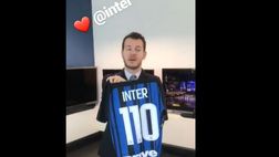 VIDEO / L’Inter gli manda la maglia per i 110 anni, Cattelan: “Grazie, amore di una vita”
