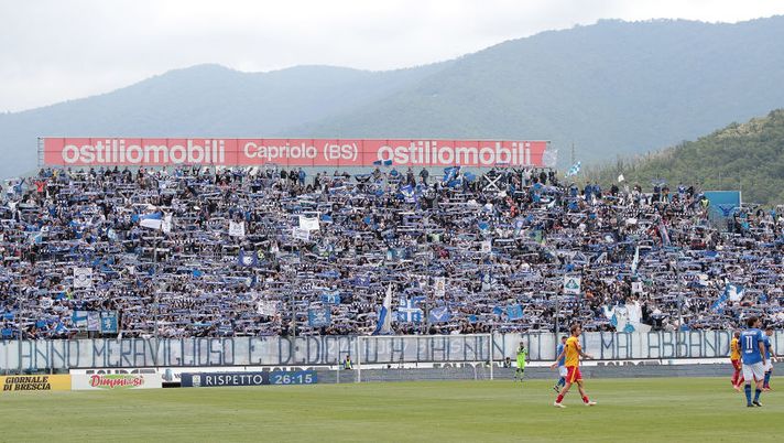 BRESCIA, ITALY - MAY 11: The Brescia Calcio fans show their support during the Serie B match between Brescia Calcio and Benevento Calcio at Stadio Mario Rigamonti on May 11, 2019 in Brescia, Italy. (Photo by Emilio Andreoli/Getty Images for Lega B) BRESCIA, ITALY - MAY 11: The Brescia Calcio fans show their support during the Serie B match between Brescia Calcio and Benevento Calcio at Stadio Mario Rigamonti on May 11, 2019 in Brescia, Italy. (Photo by Emilio Andreoli/Getty Images for Lega B)