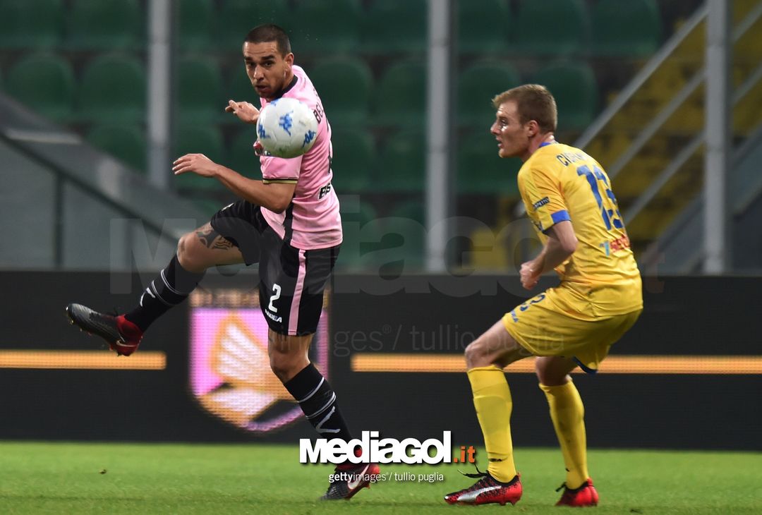  PALERMO, ITALY - MARCH 10: Giuseppe Bellusci (L) of Palermo holds off the challenge from Matteo Ciofani of Frosinone during the serie B match between US Citta di Palermo and Frosinone  at Stadio Renzo Barbera on March 10, 2018 in Palermo, Italy.  (Photo by Tullio M. Puglia/Getty Images)  