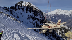 Trentino, rimosso l’aereo caduto sulle Dolomiti (video)