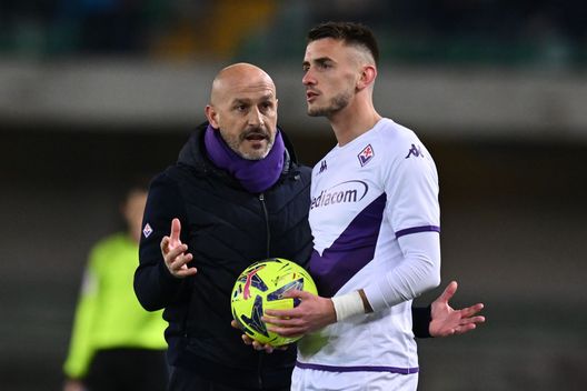 VERONA, ITALY - FEBRUARY 27: Vincenzo Italiano head coach of ACF Fiorentina issues instructions to Aleksa Terzic during the Serie A match between Hellas Verona and ACF Fiorentina at Stadio Marcantonio Bentegodi on February 27, 2023 in Verona, . (Photo by Alessandro Sabattini/Getty Images) Milenkovic torna in campo, out Terzic: i tempi di recupero- immagine 2
