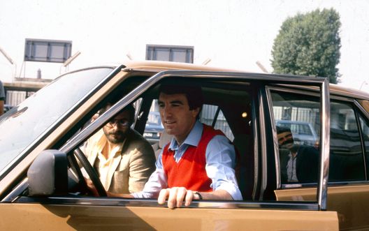 TURIN, ITALY: Juventus player Dino Zoff in his car during free time on 1980's in Turin, Italy. (Photo by Juventus FC - Archive/Juventus FC via Getty Images) Zoff a VN: “ACF da Europa. Firenze mi ha insegnato a non mollare nella vita”- immagine 2