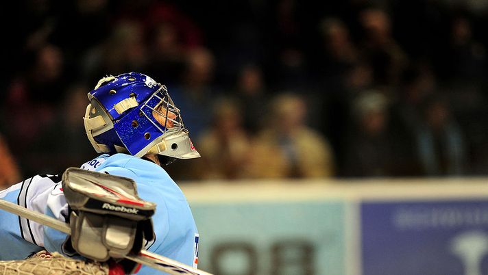 HAMBURG, GERMANY - FEBRUARY 05: Robert Goepfert of Hamburg looks dejected during the DEL match between Hamburg Freezers and Frankfurt Lions at the Color Line Arena on February 5, 2010 in Hamburg, Germany. (Photo by Stuart Franklin/Bongarts/Getty Images) HAMBURG, GERMANY - FEBRUARY 05: Robert Goepfert of Hamburg looks dejected during the DEL match between Hamburg Freezers and Frankfurt Lions at the Color Line Arena on February 5, 2010 in Hamburg, Germany. (Photo by Stuart Franklin/Bongarts/Getty Images)
