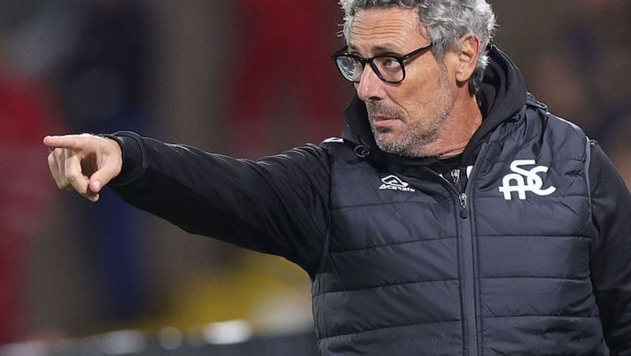 LA SPEZIA, ITALY - NOVEMBER 08: Luca Gotti manager of Spezia Calcio gestures during the Serie A match between Spezia Calcio and Udinese Calcio at Stadio Alberto Picco on November 8, 2022 in La Spezia, Italy. (Photo by Gabriele Maltinti/Getty Images) Gotti: “Dragowski, l’infortunio non è lieve: niente Mondiale! Nzola, ora si accorgono…” - immagine 1