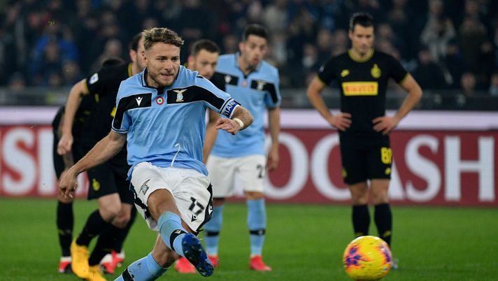 ROME, ITALY - FEBRUARY 16:Ciro Immobile of SS Lazio scores a frist goal a penlaty during the Serie A match between SS Lazio and FC Internazionale at Stadio Olimpico on February 16, 2020 in Rome, Italy. (Photo by Marco Rosi/Getty Images) ROME, ITALY - FEBRUARY 16:Ciro Immobile of SS Lazio scores a frist goal a penlaty during the Serie A match between SS Lazio and FC Internazionale at Stadio Olimpico on February 16, 2020 in Rome, Italy. (Photo by Marco Rosi/Getty Images)