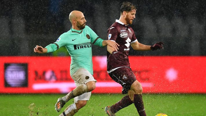TURIN, ITALY - NOVEMBER 23:  Cristian Ansaldi (R) of Torino FC is challenged by Borja Valero of FC Internazionale during the Serie A match between Torino FC and FC Internazionale at Stadio Olimpico di Torino on November 23, 2019 in Turin, Italy.  (Photo by Valerio Pennicino/Getty Images) 