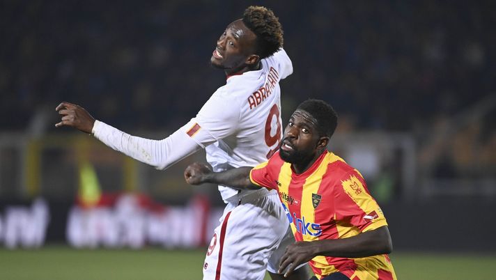 LECCE, ITALY - FEBRUARY 11: AS Roma player Tammy Abrahamduring the Serie A match between US Lecce and AS Roma at Stadio Via del Mare on February 11, 2023 in Lecce, Italy. (Photo by Luciano Rossi/AS Roma via Getty Images) La frenata di Mou - immagine 1