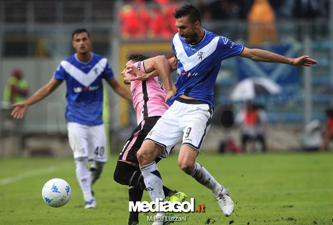  BRESCIA, ITALY - SEPTEMBER 02:  Andrea Caracciolo (R) of Brescia Calcio competes for the ball with Gabriele Rolando (L) of US Citta di Palermo during the Serie B between Brescia Calcio and US Citta di Palermo at Stadio Mario Rigamonti on September 2, 2017 in Brescia, Italy.  (Photo by Marco Luzzani/Getty Images) 