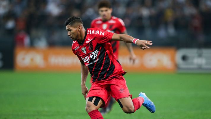 SAO PAULO, BRAZIL - OCTOBER 10: Rony of Athletico PR controls the ball during the match against Corinthians for the Brasileirao Series A 2019 at Arena Corinthians on October 10, 2019 in Sao Paulo, Brazil. (Photo by Alexandre Schneider/Getty Images) SAO PAULO, BRAZIL - OCTOBER 10: Rony of Athletico PR controls the ball during the match against Corinthians for the Brasileirao Series A 2019 at Arena Corinthians on October 10, 2019 in Sao Paulo, Brazil. (Photo by Alexandre Schneider/Getty Images)