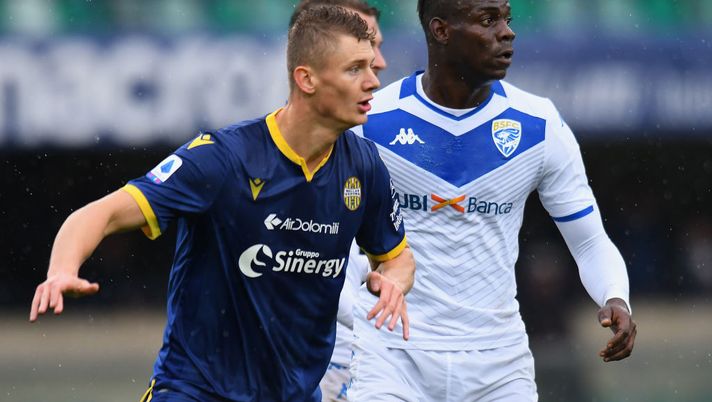 VERONA, ITALY - NOVEMBER 03: Mario Balotelli of Brescia Calcio competes for the ball with Pawel Dawidowicz of Hellas Verona during the Serie A match between Hellas Verona and Brescia Calcio at Stadio Marcantonio Bentegodi on November 3, 2019 in Verona, Italy. (Photo by Alessandro Sabattini/Getty Images) VERONA, ITALY - NOVEMBER 03: Mario Balotelli of Brescia Calcio competes for the ball with Pawel Dawidowicz of Hellas Verona during the Serie A match between Hellas Verona and Brescia Calcio at Stadio Marcantonio Bentegodi on November 3, 2019 in Verona, Italy. (Photo by Alessandro Sabattini/Getty Images)
