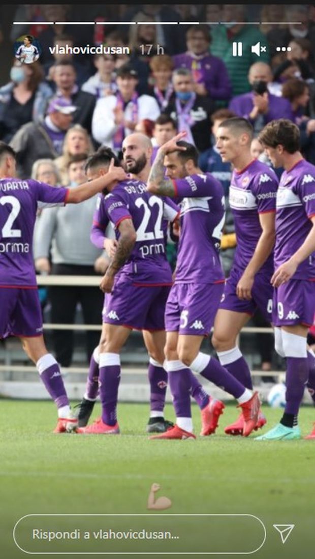 FOTO – Vlahovic raggiante sui social, le Storie con gli abbracci di gruppo- immagine 2