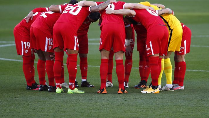 SEVILLE, SPAIN - JANUARY 02: Sevilla players huddle prior to the La Liga Santander match between Real Betis and Sevilla FC at Estadio Benito Villamarin on January 02, 2021 in Seville, Spain. Sporting stadiums around Spain remain under strict restrictions due to the Coronavirus Pandemic as Government social distancing laws prohibit fans inside venues resulting in games being played behind closed doors. (Photo by Fran Santiago/Getty Images) SEVILLE, SPAIN - JANUARY 02: Sevilla players huddle prior to the La Liga Santander match between Real Betis and Sevilla FC at Estadio Benito Villamarin on January 02, 2021 in Seville, Spain. Sporting stadiums around Spain remain under strict restrictions due to the Coronavirus Pandemic as Government social distancing laws prohibit fans inside venues resulting in games being played behind closed doors. (Photo by Fran Santiago/Getty Images)