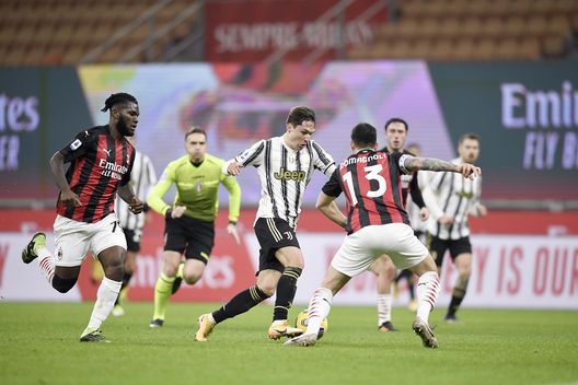 Un'azione di Milan-Juventus sorvegliata dall'arbitro Irrati Un'azione di Milan-Juventus sorvegliata dall'arbitro Irrati