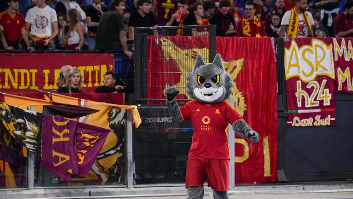 ROME, ITALY - OCTOBER 26: AS Roma mascot Romolo during the UEFA Europa League 2023/24 match between AS Roma and SK Slavia Praha at Stadio Olimpico on October 26, 2023 in Rome, Italy. (Photo by Fabio Rossi/AS Roma via Getty Images) Festa del papà, l’iniziativa della Roma per i detenuti di Rebibbia e Regina Coeli - immagine 1